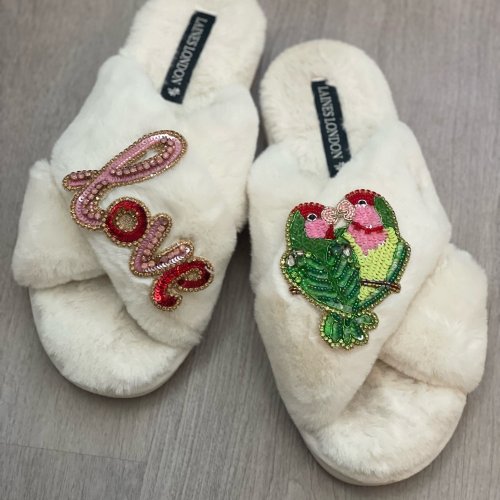 CLASSIC LAINES LONDON SLIPPERS WITH LOVE BIRDS BROOCH
